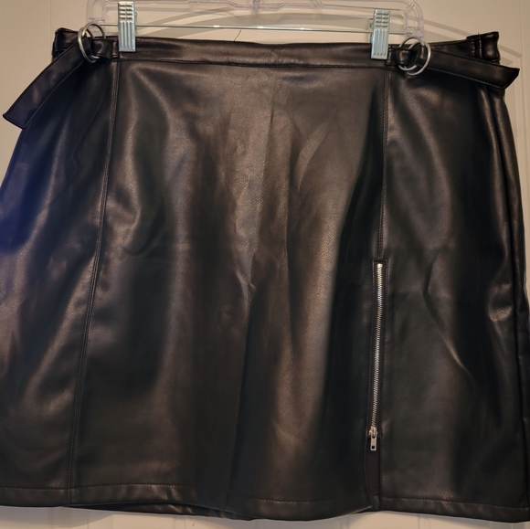 Short black Faux leather skirt with zipper and button closure in the back - Picture 2 of 4